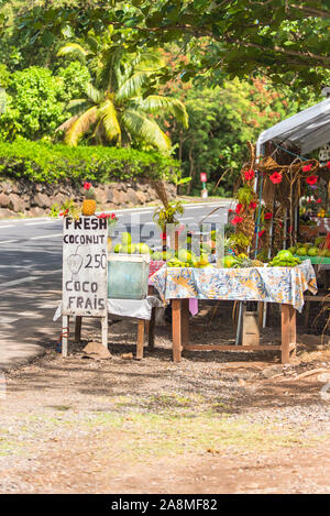 Fruits exotiques vendus sur la route, market stall, colporteur en Polynésie française, Moorea Banque D'Images