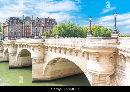 Paris, panorama du Pont-neuf, avec des bâtiments typiques en arrière-plan quai de Conti Banque D'Images