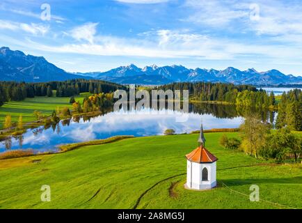Hegratsried Hegratsrieder le lac, voir, près de Halblech, à l'arrière, Ostallgau Tannheimer Berge, Allgau, vue aérienne, souabe, Bavière, Allemagne Banque D'Images