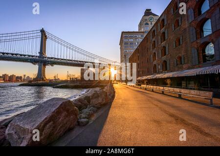 Pont de Manhattan en contre-jour, matin Sun, Sun Star, Sunrise, Empire Fulton Ferry Park, Dumbo, Brooklyn, New York, USA Banque D'Images