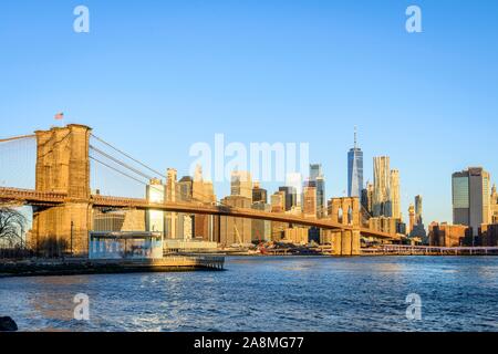 Pont de Brooklyn à la lumière du matin, vue de la rue principale de parc au cours de l'East River à l'horizon de Manhattan, avec un monde ou la tour de la Liberté Banque D'Images