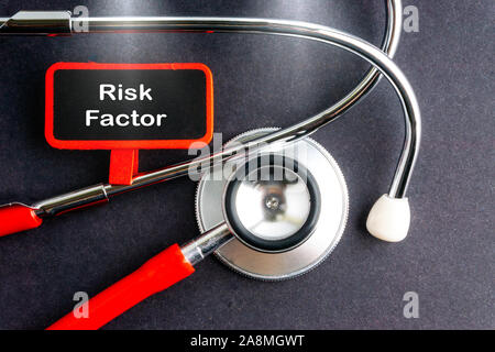 Facteur de risque. Concept de la médecine. Tableau noir avec word FACTEUR DE RISQUE et stéthoscope Banque D'Images