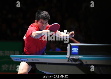 Tokyo, Japon. 10 Nov, 2019. Zhendong ventilateur de la Chine renvoie à Jang Woojin de Corée du Sud au cours de la Men's match final entre la Chine et la Corée du Sud lors de la Coupe du Monde 2019 Équipe de l'ITTF à Tokyo, Japon, le 10 novembre 2019. Credit : Hua Yi/Xinhua/Alamy Live News Banque D'Images