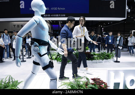 Shanghai, Chine. 10 Nov, 2019. Un visiteur (C) expérience d'un dispositif d'assistance de marche de Honda à l'exposition d'automobiles au cours de la deuxième zone d'importation chinois International Expo (CIEE) à Shanghai, la Chine orientale, le 10 novembre 2019. La deuxième CIEE a eu lieu du 5 novembre au 10 novembre au National Exhibition and Convention Centre, à Shanghai. Credit : Wang Peng/Xinhua/Alamy Live News Banque D'Images