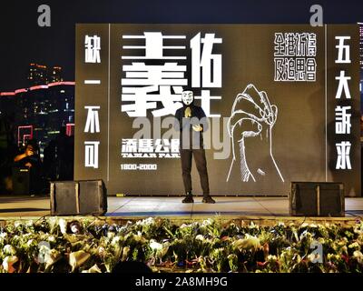Hong Kong, Chine. Nov 9, 2019. Des milliers de manifestants se rassemblent à Tamar Park pour un mémorial à l'étudiant Chow Tsz-lok, 22, qui sont morts au cours des affrontements avec la police. Plusieurs manifestants ont fait des discours à la tribune. Gonzales : Crédit Photo/Alamy Live News Banque D'Images