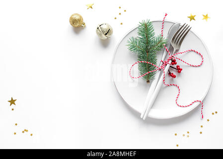 Réglage de la table de Noël avec des branches de sapin rouge et blanc, des ornements sur télévision lay, copiez l'espace. Le dîner de Noël, partie d'élaborer, de concept - table avec Banque D'Images