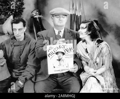 Directeur de Buster Keaton et EDWARD SEDGWICK CONCHITA MONTENEGRO sur le plateau pendant le tournage de candide DE FRENTE MARCHEN Version Espagnole de DOUGHBOYS aka l'avant mars 1930 réalisateur Edward Sedgwick UN Buster Keaton Metro Goldwyn Mayer Production Banque D'Images