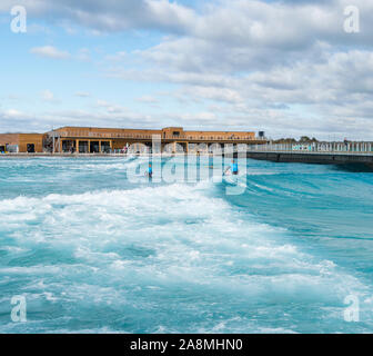 Vagues générées artificiellement à la vague Bristol, un surf lac dans la Loire, UK Banque D'Images