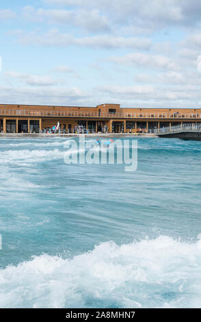 Vagues générées artificiellement à la vague Bristol, un surf lac dans la Loire, UK Banque D'Images