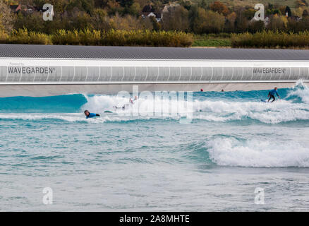 Vagues générées artificiellement à la vague Bristol, un surf lac dans la Loire, UK Banque D'Images