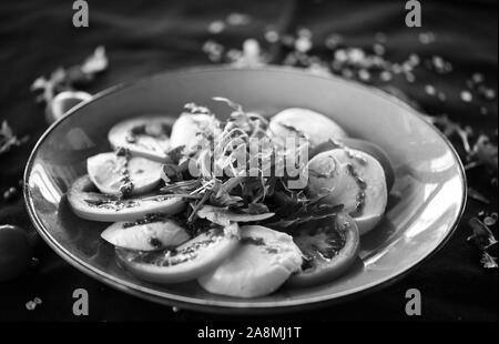 le plat italien de la maison est composé d'une délicieuse salade de câpres avec des ingrédients frais Banque D'Images