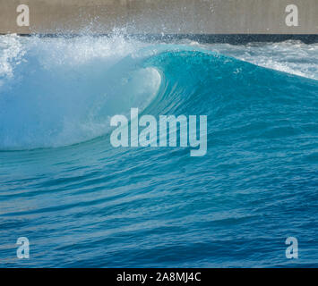 Vague générée artificiellement des eaux bleu clair de l'artificiel à l'intérieur des terres du lac surf Wave, Bristol. Banque D'Images