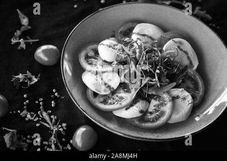 le plat italien de la maison est composé d'une délicieuse salade de câpres avec des ingrédients frais Banque D'Images