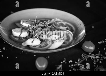 le plat italien de la maison est composé d'une délicieuse salade de câpres avec des ingrédients frais Banque D'Images