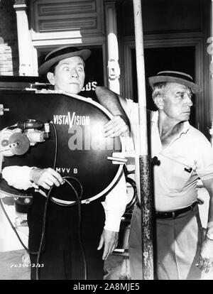 BUSTER KEATON sur franc avec Donald O'Connor pendant le tournage de l'histoire de Buster Keaton 1957 réalisateur Sidney Sheldon VistaVision Forum Productions / Paramount Pictures Banque D'Images