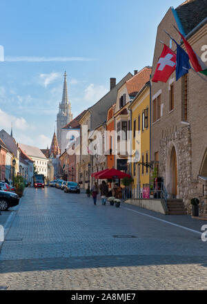 Street de la vieille ville de Budapest. Le long de la rue à La Fortuna u. vers l'Église Matyas. Banque D'Images