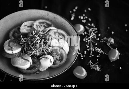 le plat italien de la maison est composé d'une délicieuse salade de câpres avec des ingrédients frais Banque D'Images