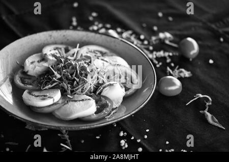 le plat italien de la maison est composé d'une délicieuse salade de câpres avec des ingrédients frais Banque D'Images