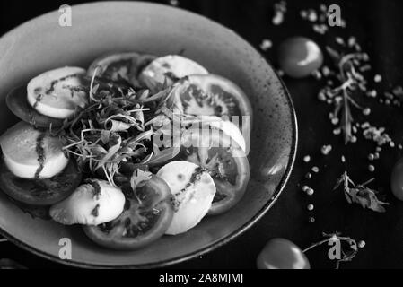 le plat italien de la maison est composé d'une délicieuse salade de câpres avec des ingrédients frais Banque D'Images
