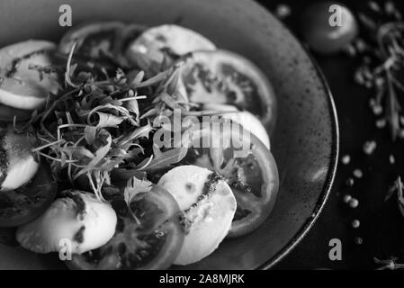 le plat italien de la maison est composé d'une délicieuse salade de câpres avec des ingrédients frais Banque D'Images