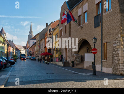 Street de la vieille ville de Budapest. Le long de la rue à La Fortuna u. vers l'Église Matyas. Banque D'Images