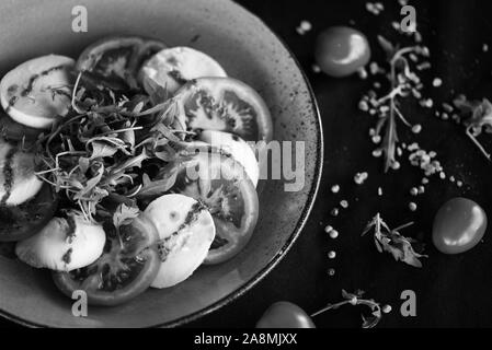 le plat italien de la maison est composé d'une délicieuse salade de câpres avec des ingrédients frais Banque D'Images