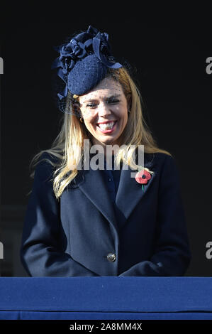 Carrie Symonds (à gauche), le partenaire de premier ministre Boris Johnson, et Catherine Swindley, l'épouse de communes Le Président Sir Lindsay Hoyle, pendant la cérémonie du souvenir dimanche service au Cénotaphe de Whitehall memorial, le centre de Londres. Banque D'Images