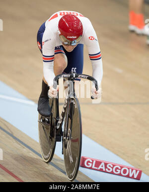 Katy Marchant (GBR) qui se font concurrence sur le sprint femmes épreuve de qualification au cours de la troisième journée de la Coupe du Monde de Cyclisme sur Piste UCI au vélodrome Sir Chris Hoy, Glasgow. Banque D'Images