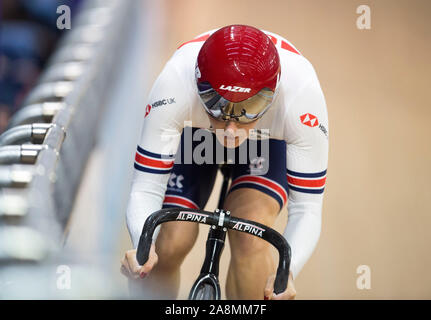 Katy Marchant (GBR) qui se font concurrence sur le sprint femmes épreuve de qualification au cours de la troisième journée de la Coupe du Monde de Cyclisme sur Piste UCI au vélodrome Sir Chris Hoy, Glasgow. Banque D'Images