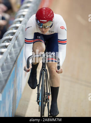 Katy Marchant (GBR) qui se font concurrence sur le sprint femmes épreuve de qualification au cours de la troisième journée de la Coupe du Monde de Cyclisme sur Piste UCI au vélodrome Sir Chris Hoy, Glasgow. Banque D'Images