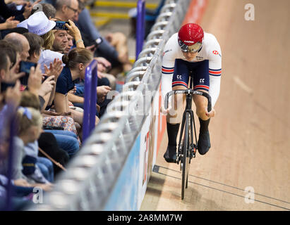 Katy Marchant (GBR) qui se font concurrence sur le sprint femmes épreuve de qualification au cours de la troisième journée de la Coupe du Monde de Cyclisme sur Piste UCI au vélodrome Sir Chris Hoy, Glasgow. Banque D'Images