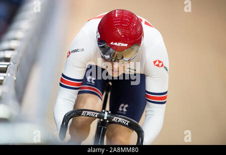 Katy Marchant (GBR) qui se font concurrence sur le sprint femmes épreuve de qualification au cours de la troisième journée de la Coupe du Monde de Cyclisme sur Piste UCI au vélodrome Sir Chris Hoy, Glasgow. Banque D'Images