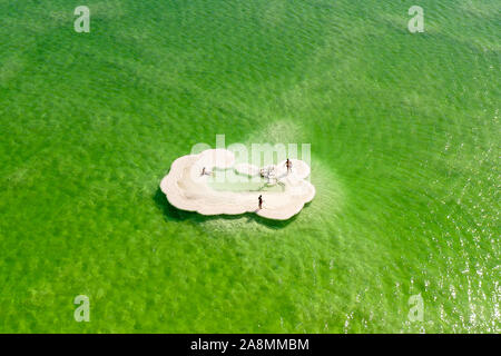 Image aérienne d'un dépôt de sel en forme de rond au cœur de la mer Morte. Banque D'Images