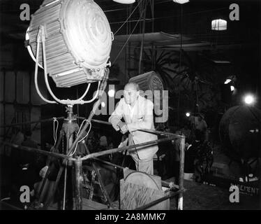 BUSTER KEATON sur le plateau pendant le tournage de la candide Buster Keaton STORY 1957 réalisateur Sidney Sheldon VistaVision Forum Productions / Paramount Pictures Banque D'Images