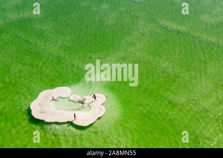 Image aérienne d'un dépôt de sel en forme de rond au cœur de la mer Morte. Banque D'Images