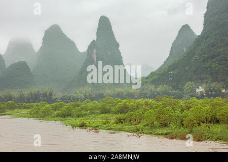 L'île Maozhou à Misty Hills dans les environs de Lingchuan près de Guilin Banque D'Images