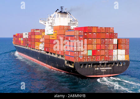 ZIM Tarragona chargé bateau à conteneurs croisière loin du port, vue aérienne. Banque D'Images