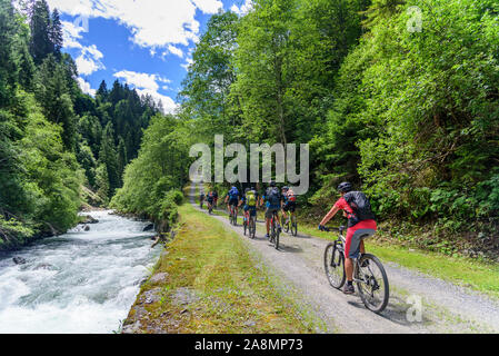 Groupe de vététistes randonnée à vélo le long de la vallée de Paznaun en rivière Trisanna Banque D'Images