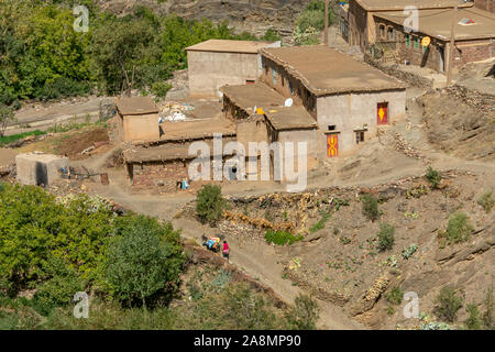 Les femmes transportant des légumes à Tizi aci barka, Maroc. Octobre 2019 Banque D'Images
