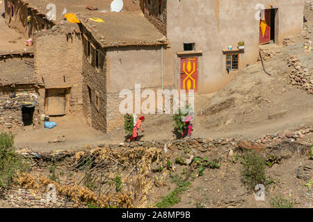 Les femmes transportant des légumes à Tizi aci barka, Maroc. Octobre 2019 Banque D'Images