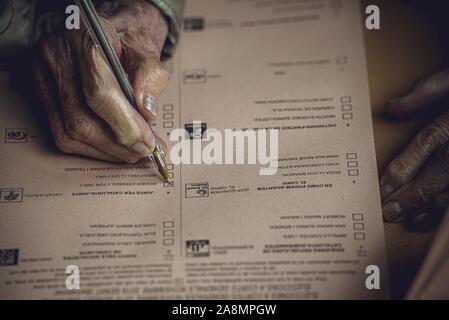 Barcelone, Espagne. 10 novembre, 2019 : l'électeur marque son candidat sur un bulletin de vote dans un bureau de vote à Barcelone comme l'Espagne retourne aux urnes pour la quatrième élections générales en quatre ans pour essayer de mettre fin à l'impasse politique. Credit : Matthias Rickenbach/Alamy Live News Banque D'Images