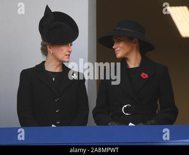 La Comtesse de Wessex et la duchesse de Kent au cours de la cérémonie du dimanche service au Cénotaphe de Whitehall memorial, le centre de Londres. Banque D'Images