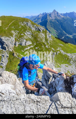 En escalade via ferrata en style alpin dans l'ouest de la région de Haute Autriche Banque D'Images