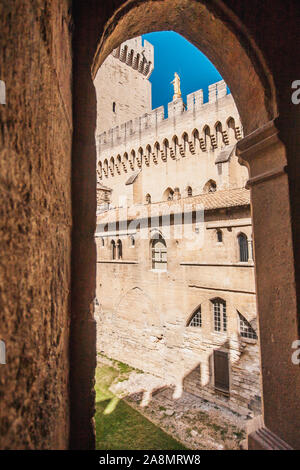 Avignon, Provence / France - le 27 septembre 2018 : les murs du palais des Papes Banque D'Images