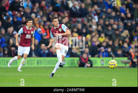 9 novembre 2019, Turf Moor, Burnley, en Angleterre, Premier League, Burnley v West Ham United : Ashley Westwood (18) de Burnley passe le ballCredit : Conor Molloy/News Images Banque D'Images