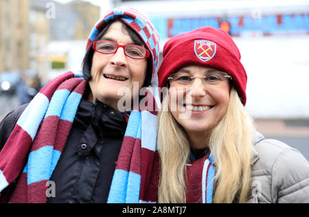 9 novembre 2019, Turf Moor, Burnley, en Angleterre, Premier League, Burnley v West Ham United : West Ham fans arrivent pour le Crédit : Conor Molloy/News Images Banque D'Images