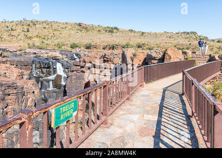 BOURKES LUCK, AFRIQUE DU SUD - 20 MAI 2019 : une passerelle au-dessus de la rivière Treur à Bourkes Luck Potholes. Les touristes sont visibles Banque D'Images