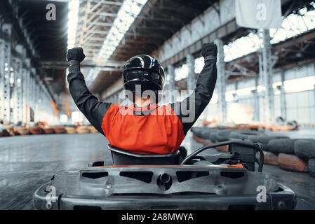 Go Kart racer leva les mains vers le haut, lauréat, karting Banque D'Images
