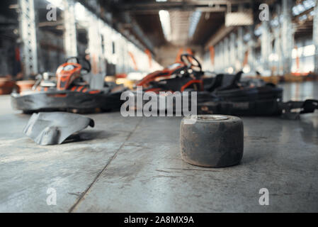 Go Kart et voitures pneus endommagés, crash, karting Banque D'Images