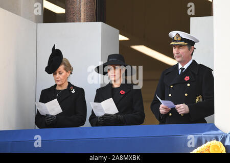 (De gauche à droite) La Comtesse de Wessex, la duchesse de Kent et le Vice-amiral Sir Timothy Laurence durant la cérémonie du dimanche service au Cénotaphe de Whitehall memorial, le centre de Londres. Banque D'Images